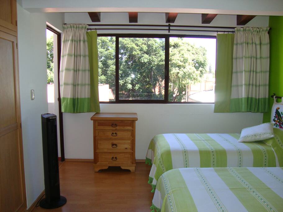 bedroom with 2 tween beds