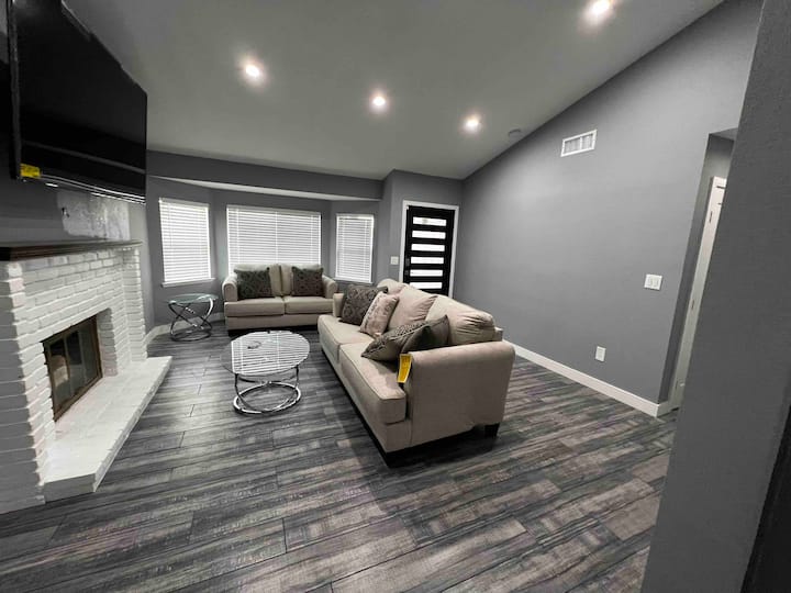 Gorgeous Pool Home With Rv Parking! Amazing Escape - Lancaster, CA