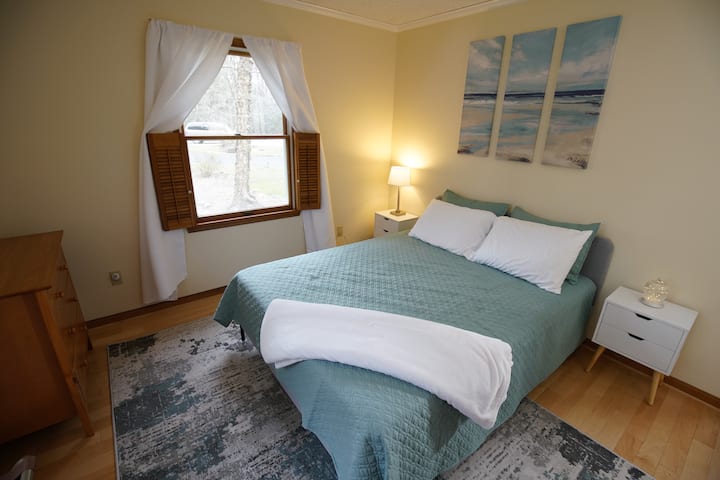 所有客房均设有梳妆台、衣架、行李架，方便房客使用