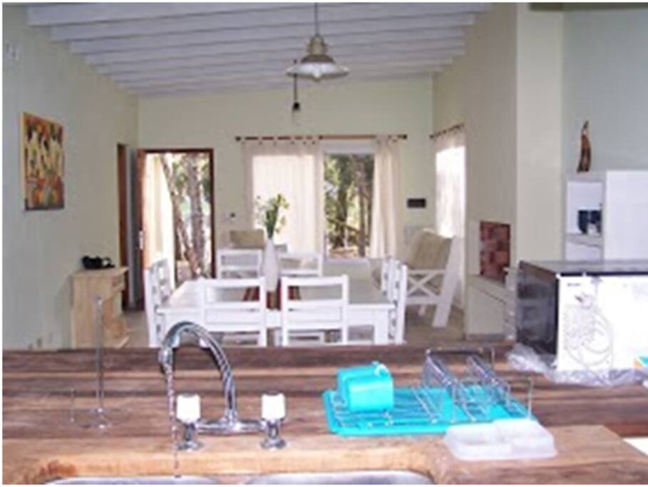 El amplio living con hogar desde la cocina