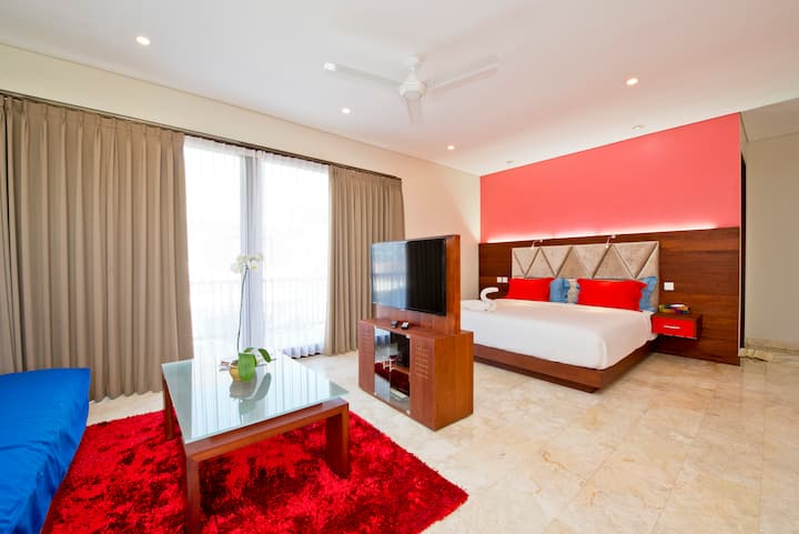 חדר שינה אדום עם מרפסת