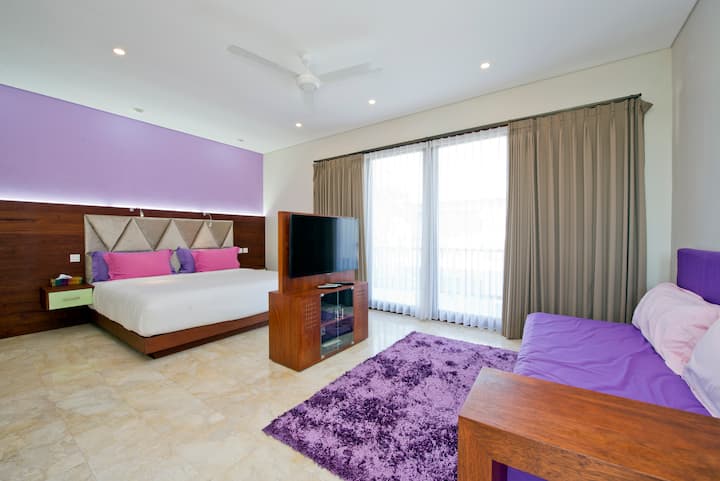 חדר שינה סגול עם מרפסת