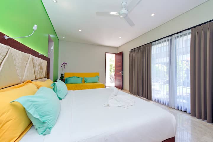 חדר שינה ירוק עם גינה וחדר רחצה פתוח