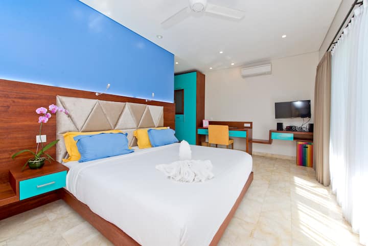 חדר שינה כחול עם גינה וחדר רחצה פתוח