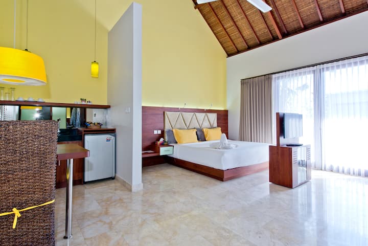 חדר צהוב עם מרפסת. עכשיו עם מיטת קינג סייז אחת ושלוש מיטות יחיד