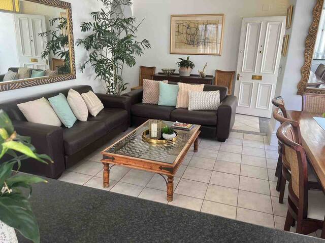 Comfortable Three Bedroom House near the Promenade gallery image 2