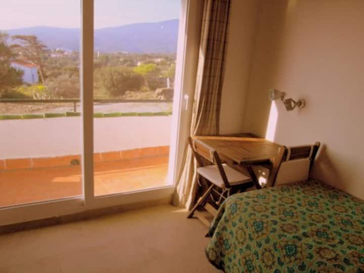 חדר שינה 2 עם מרפסת ונוף להרים. 
