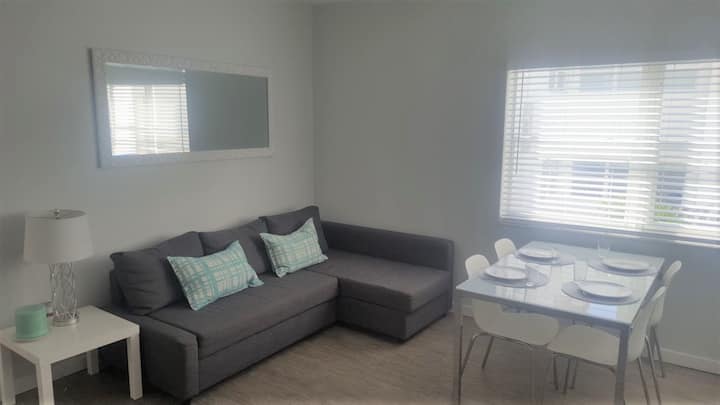 Bright Top Floor On The Beach 2br/1b - Miami Beach