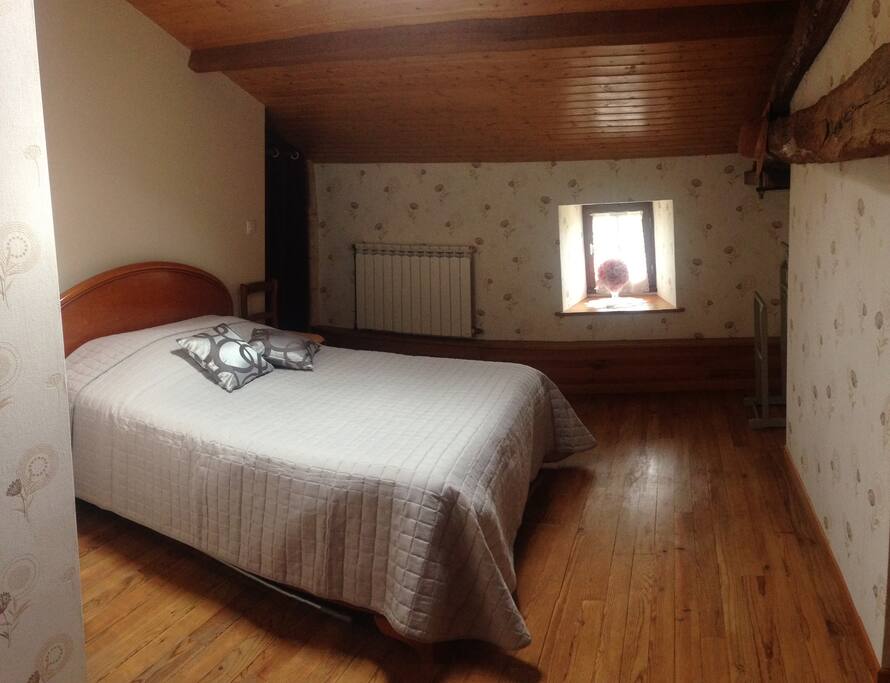 Chambre 1 avec un lit double et salle d'eau