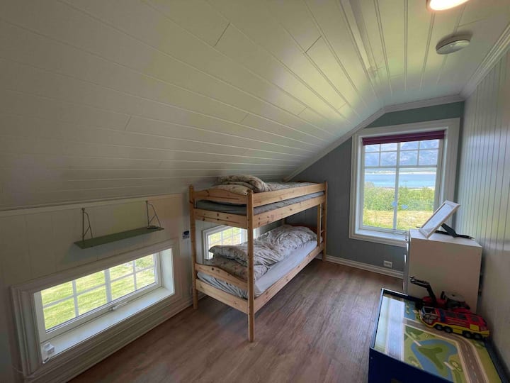 النوم 4. سرير بطابقين ومكتب وألعاب