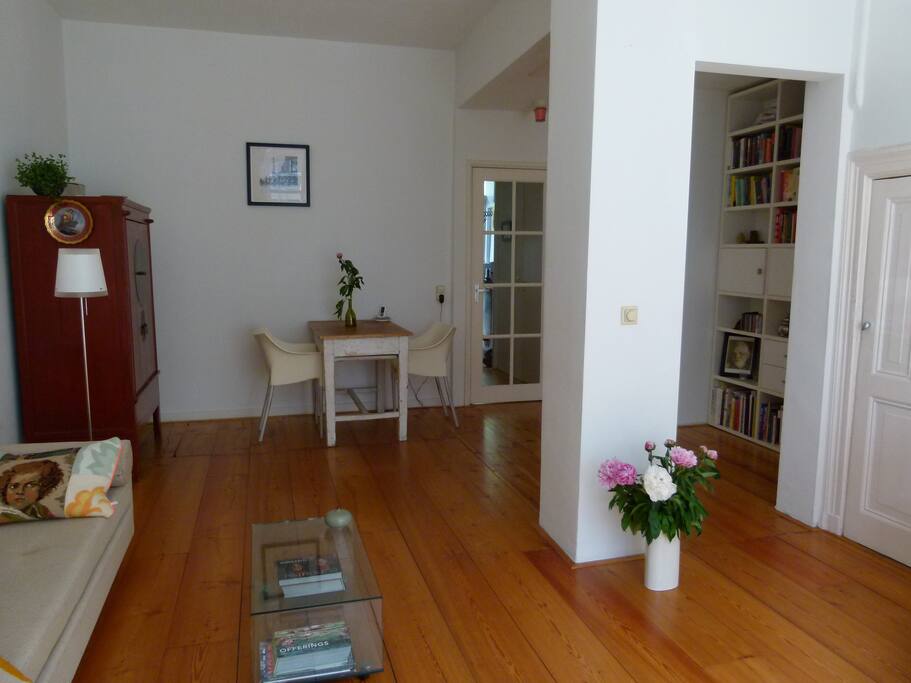 Spacy livingroom with heigh ceiling and large windows