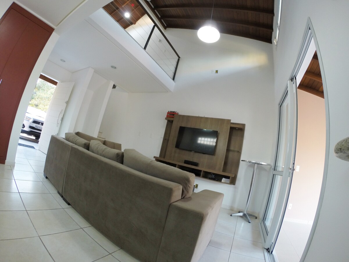 إطلالة على الغرفة والميزان. 