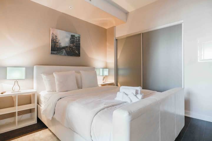 Ultra luxe queen size-säng att sjunka i efter en lång dag 