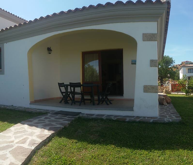 Veranda coperta con tavolo e sedie da esterno