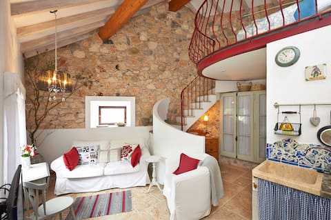 Top Airbnb: Vintage chic romantic cosy cottage in União Das Freguesias De Sintra (Santa Maria E São Miguel, São Martinho E São Pedro De Penaferrim)