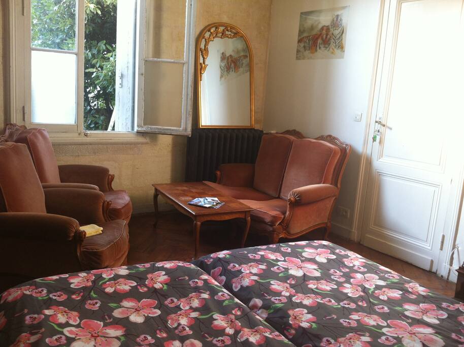 Petit coin salon dans la chambre
