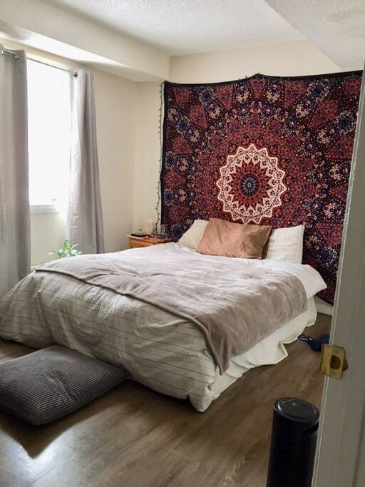 Queen-sized bed in the bedroom with comfortable linens and extra blankets.