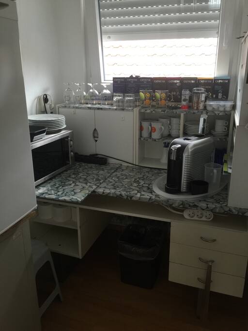 Kleine Teeküche mit Cafemaschiene und Café/Teekapselmaschiene - Wasserkocher - Mikrowelle - Kühlschrank