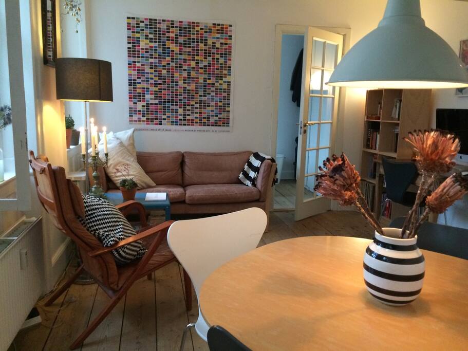 Living room with dining table seating up to 4 people.
