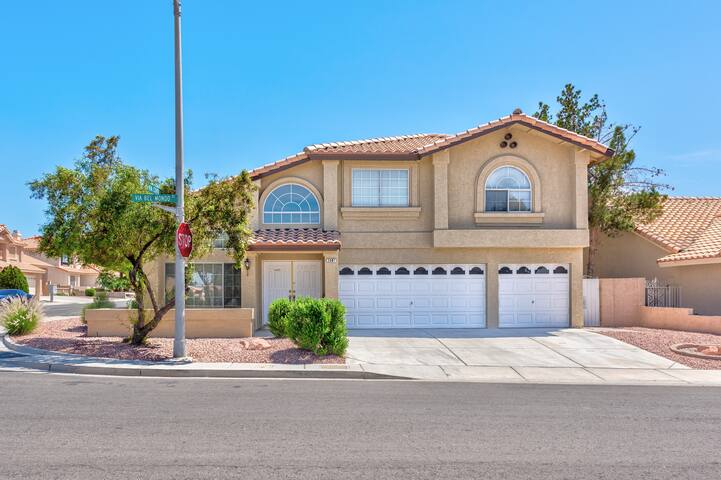 Incredible Home up to 12 guests, with pool gallery image 3