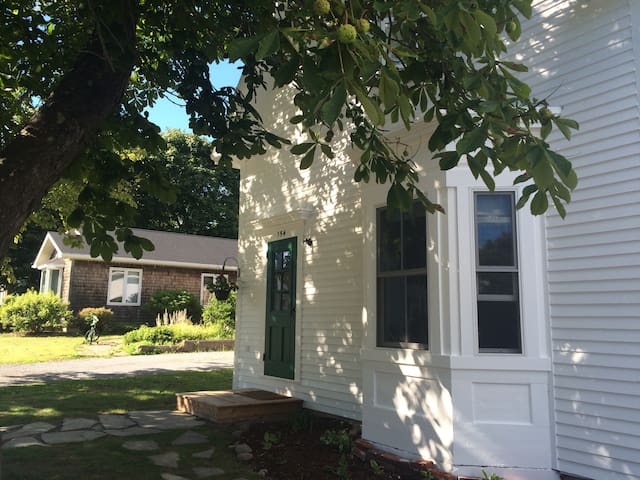 Belle Cottage, only steps from Water Street