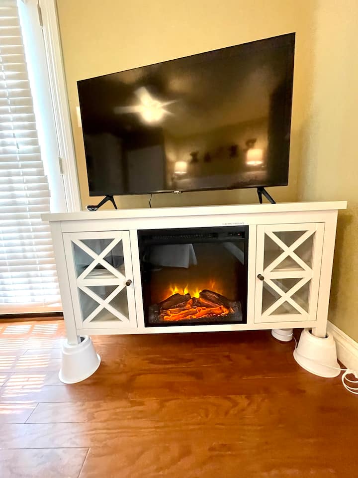 אח חשמלית בסוויטה הראשית, שיש בה חימום או פשוט להסתכל על האח. 