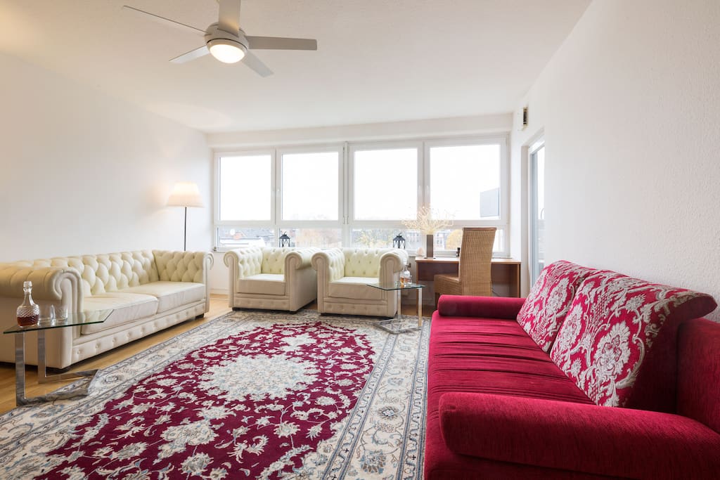 Helles geräumiges Wohnzimmer, Zugang überdachter Balkon, Schlafmöglichkeiten für 3 Personen, Luftmatratze mit Gestell 140*200, komfortables Schlafsofa ausziehbar 160*200 cm. Bright spacious living room, access covered balcony, sleeps 3 persons, air mattress with frame 140 * 200, comfortable sofa bed extendable 160 * 200 cm.