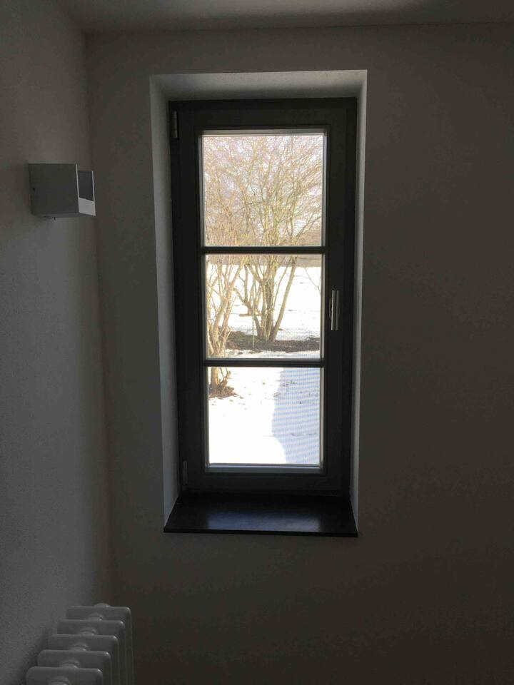 Pamje nga bodrumi i dhomës së gjumit në atmosferën dimërore të Mursewiek20 