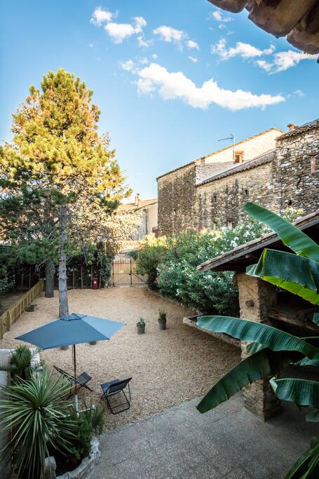 Vue sur la cour depuis la porte d'entrée / Global view over courtyard from the entry door