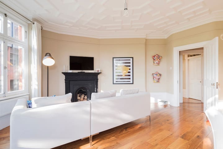 Stylish & Incredible Location gallery image 4