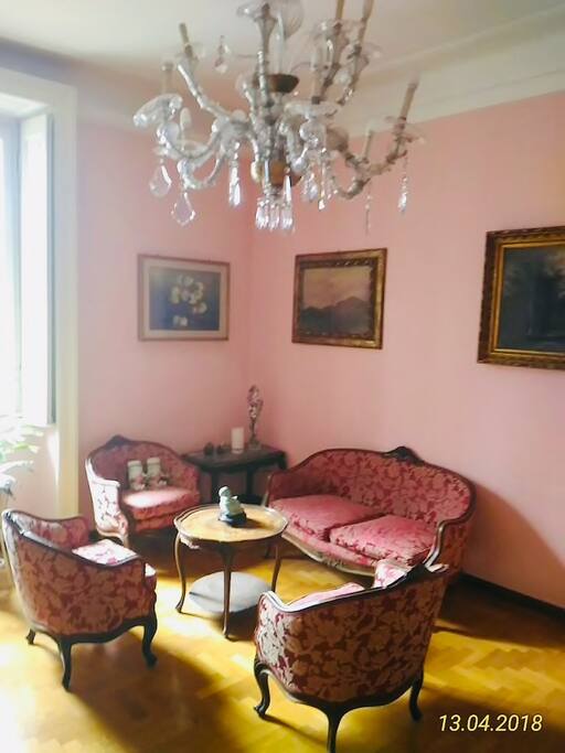 salotto e antico lampadario di Murano / living room and old Murano chandelier