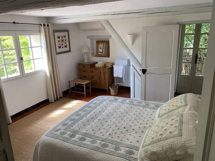 Camera da letto matrimoniale con vista sulla piscina