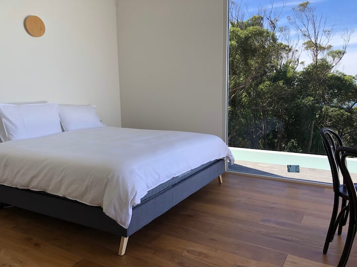 床1 -超大双人房，可直接通往泳池，可欣赏灌木丛、泳池和海景。21平方米房间