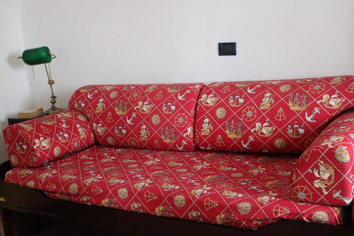 comodo divano letto singolo camera piano a livello