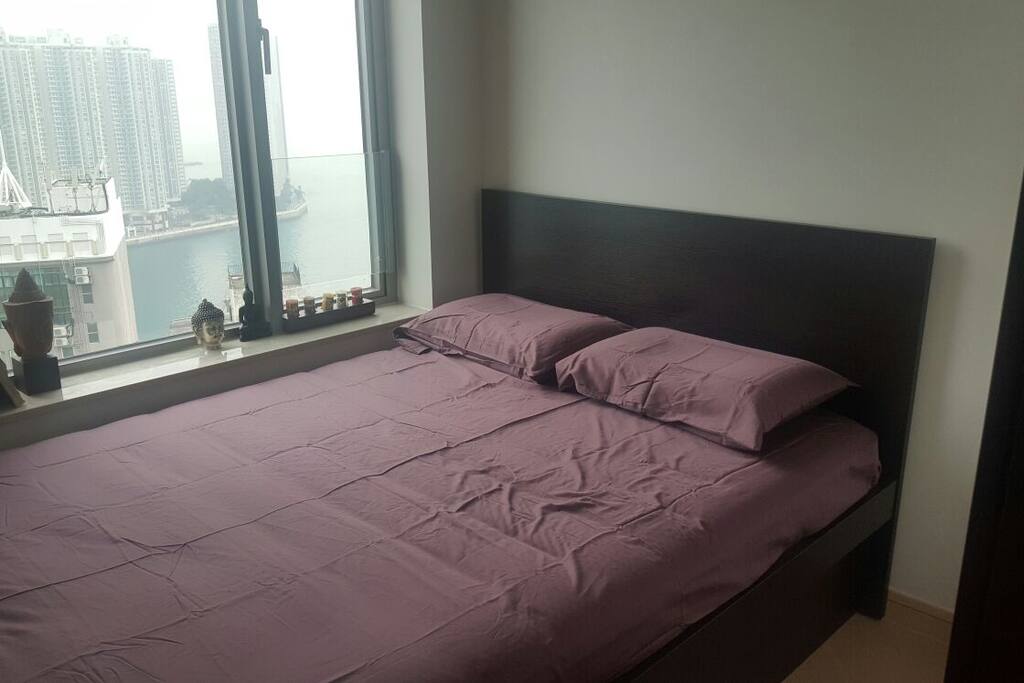 Cosy double bed with a view to the harbour (blinds will ensure you won't be disturbed in the morning)