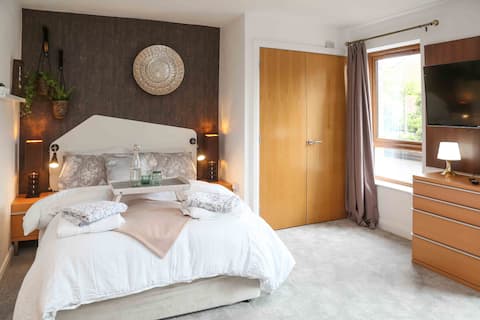 Affordable Luxury Belfast free parking & WiFi -4