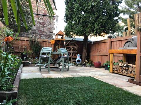 Lovely two bedroom garden flat in prime location.