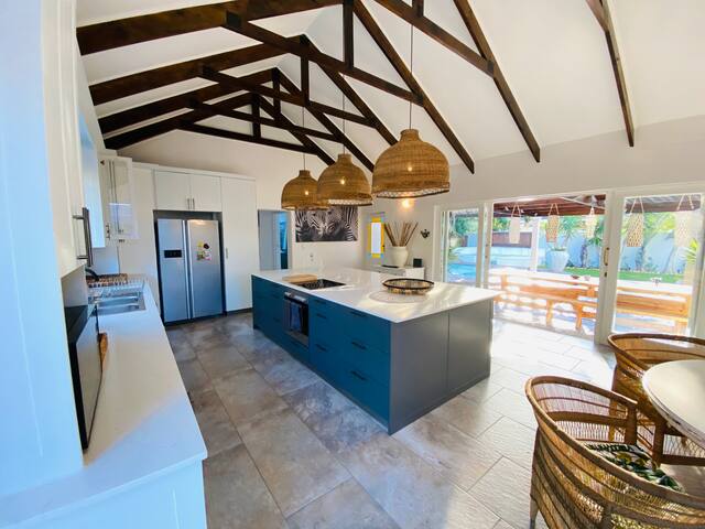 The Only ONE @ Batten Bend / swimming pool/back up gallery image 3