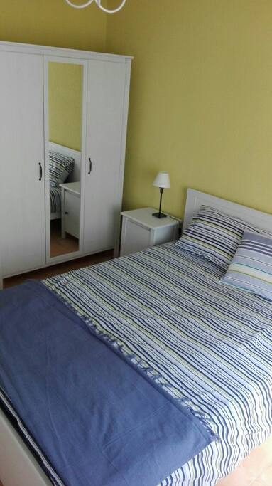 Habitación doble con cama de matrimonio. Bedroom with double bed.