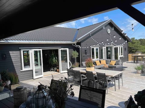 Large villa on idyllic Husøy