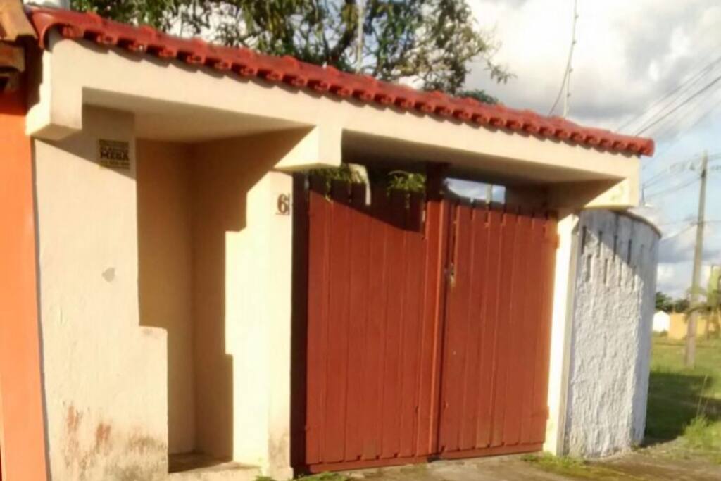 Casa localizada em um bairro tranquilo, com amplo espaço de quintal e estacionamento para os hóspedes.