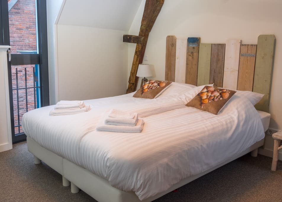 Extra large bedroom with airconditioning and extra tv