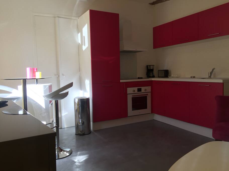 Cuisine équipée fushia