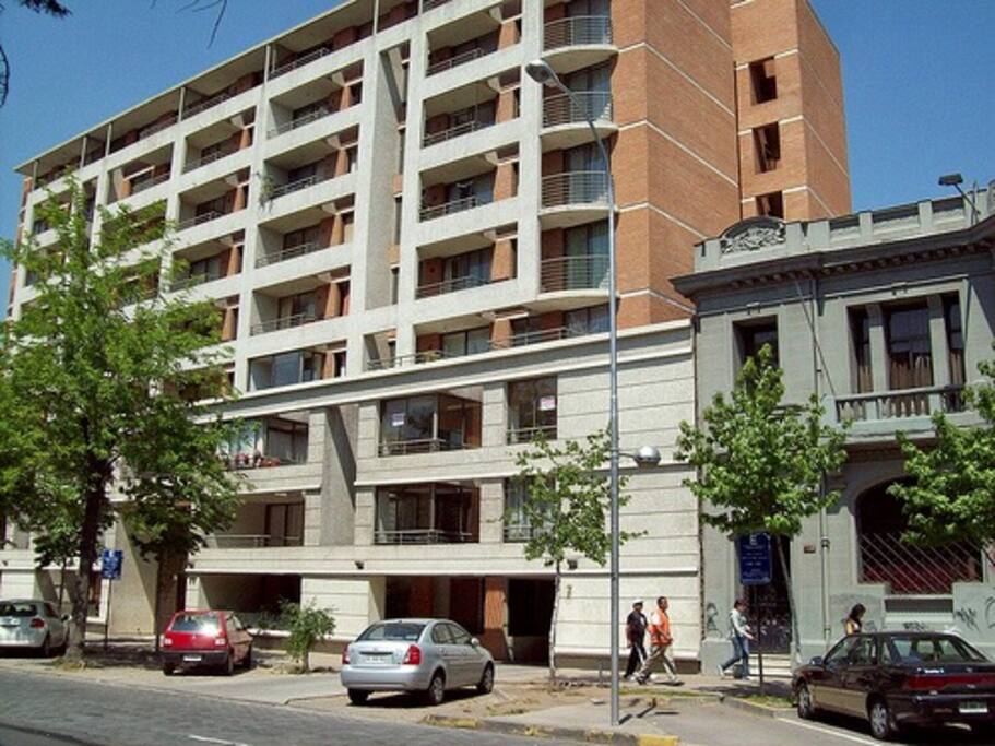 Edificio donde se encuentra el departamento, luz natural y excelente ubicación a dos cuadras de la estación de metro República, en línea L1.