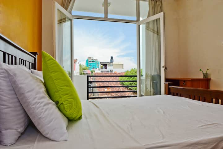 spavaća soba 2 uređena s bračnim krevetom, ormarom, računalnim stolom i stolicom. Ova soba ima prednji balkon.