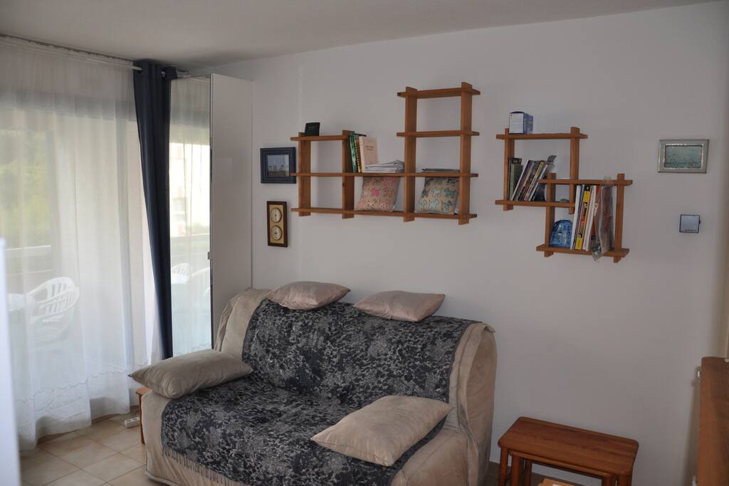 Séjour avec un canapé lit 160