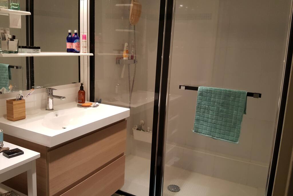 Salle de bain avec grande douche
