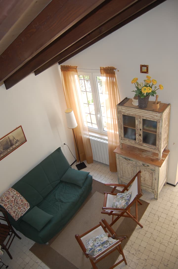 הסלון נראה מהלופט.