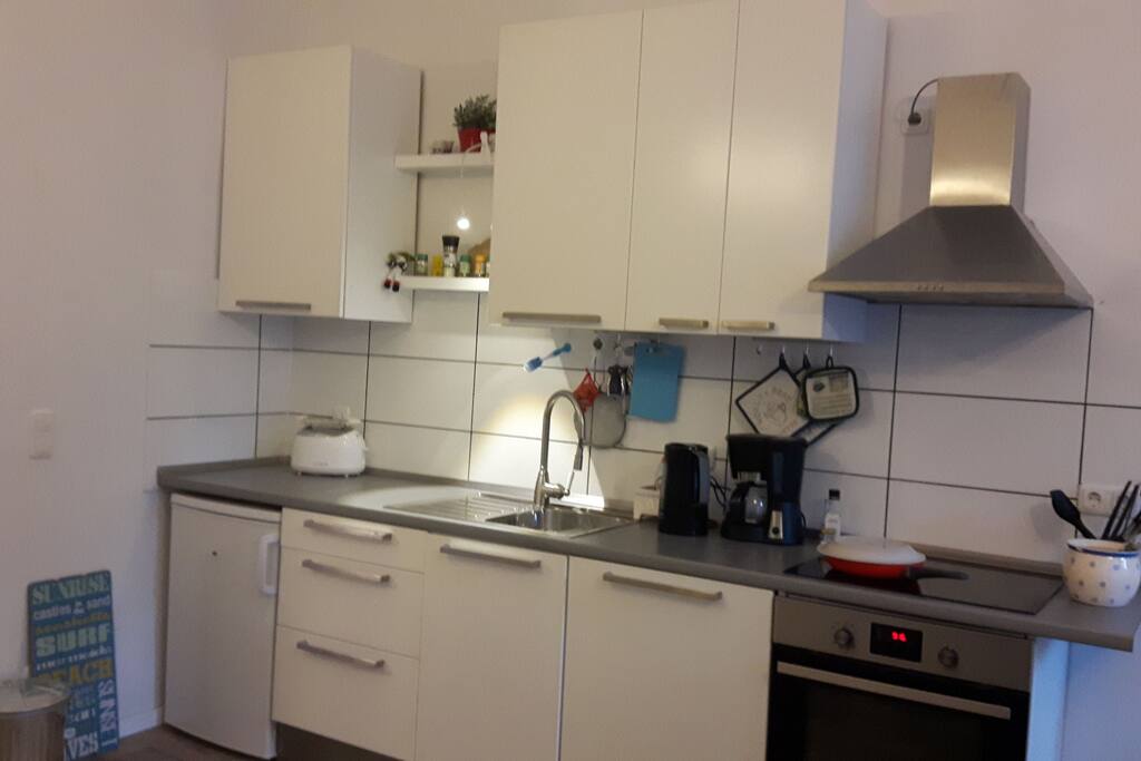 Küche mit Kühlschrank Geschirrspülmaschine Backofen etc.