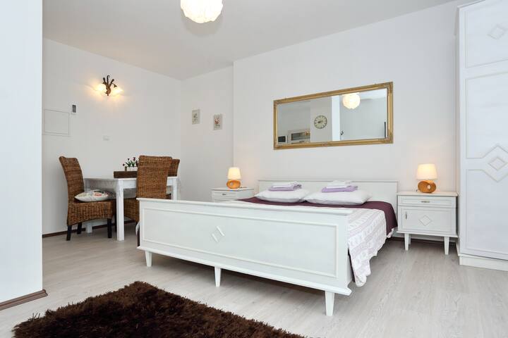 Brand new apartment-free parking